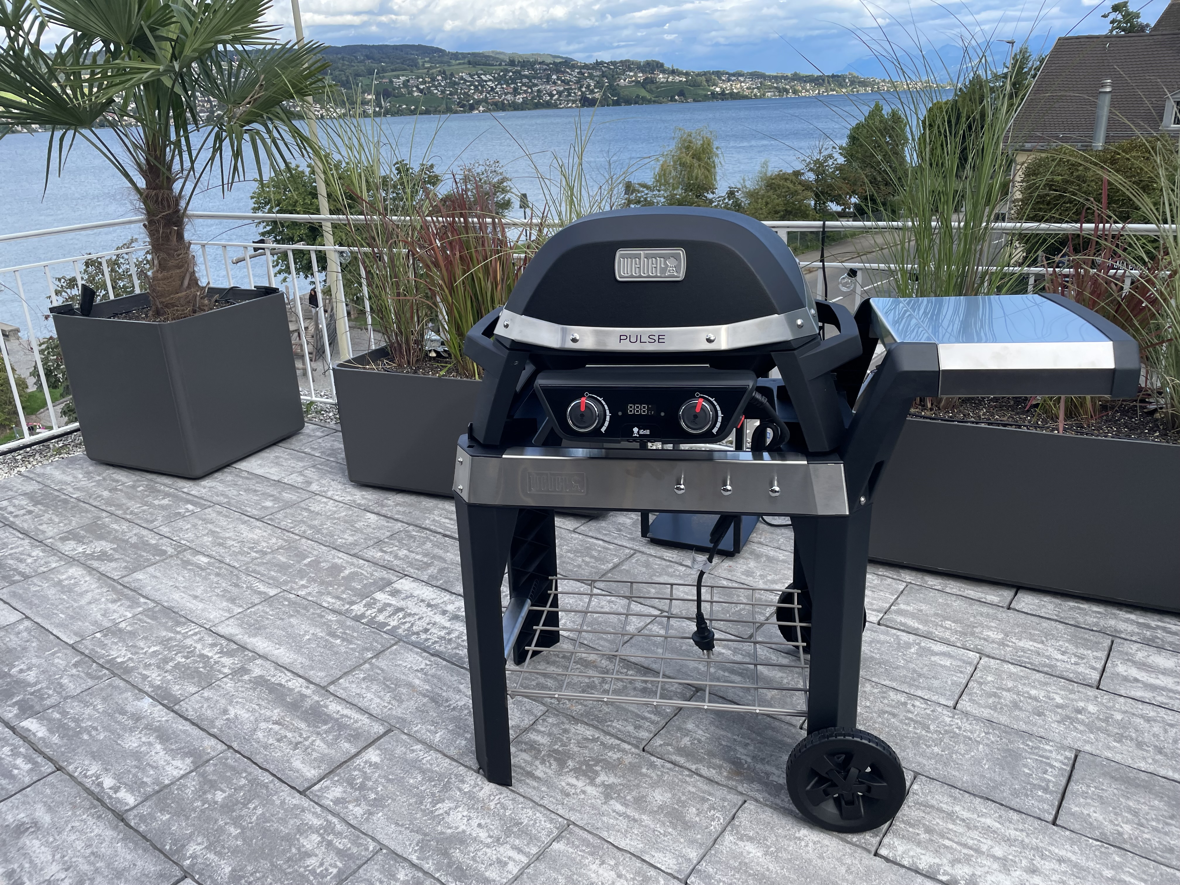 Das Flagschiff der Elektrogrills: Der Weber Pulse 2000 hat 2 Heizzonen und erlaubt auch Indirektes grillieren. Temperaturen über 300° sind kein Problem. Das Seitentablar rechts am Rollwagen ist klappbar. 