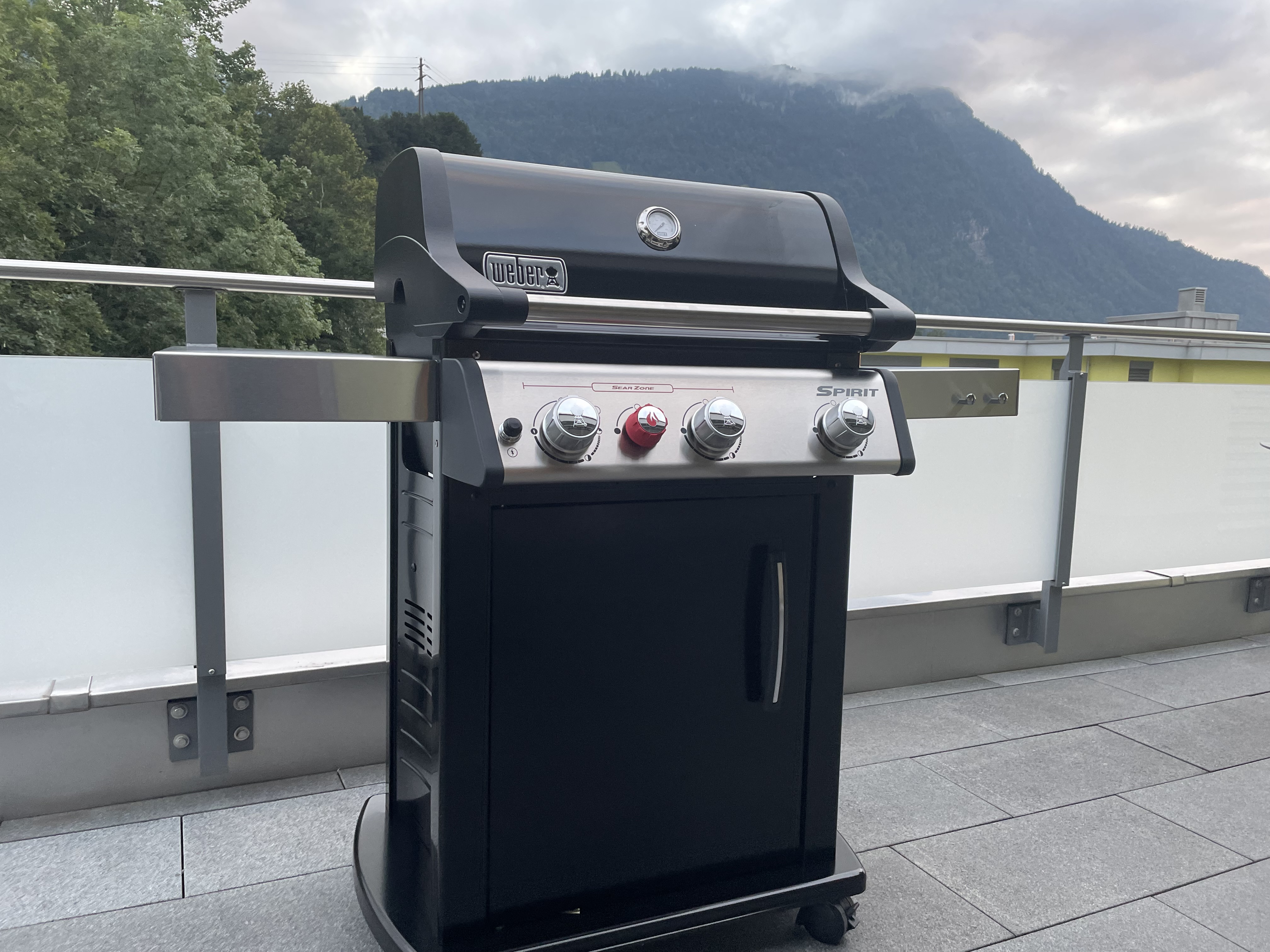 Am Fusse der Rigi: In Arth-Goldau steht dieser super Grill Weber Spirit mit Searzone.