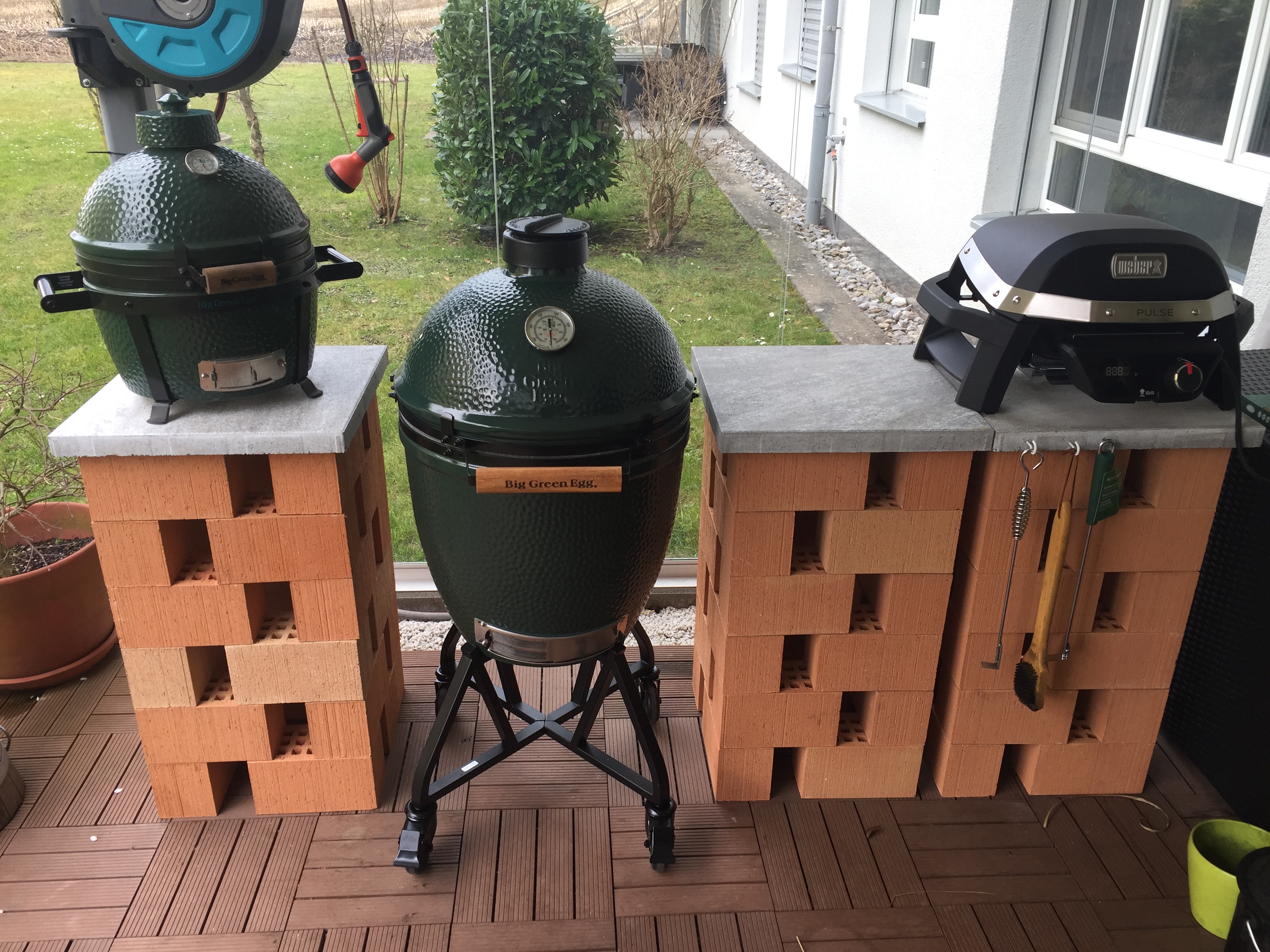 Grillküche aus Backsteinen, mit Big Green Egg Large und Big Green Egg Minimax und Weber Elektrogrill Pulse in Wallisellen