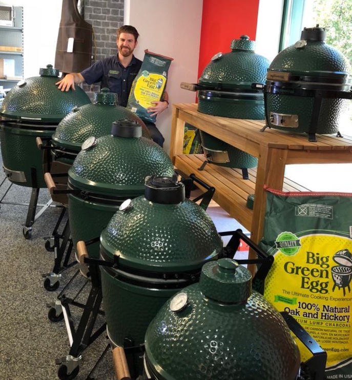 Big Green Egg Beratung und Showroom in Bassersdorf beim Flughafen Zürich. Unsere Fachleute beraten Sie im Umfangreichen Big Green Egg Sortiment.