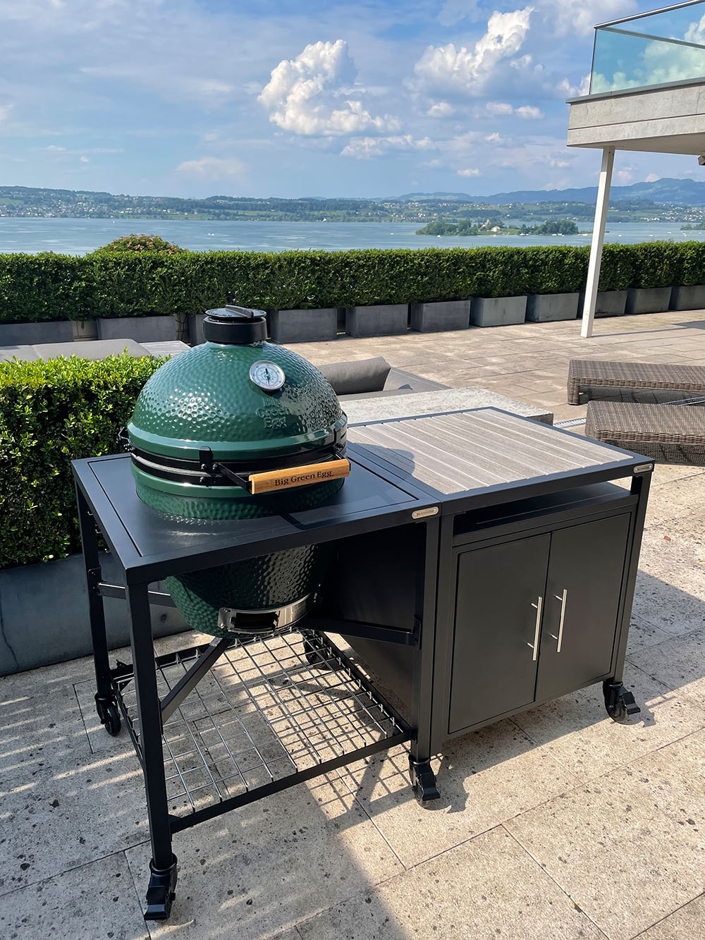 Big Green Egg Modulares Tischsystem in Pfäffikon Schwyz mit blich auf den Obersee Zürich