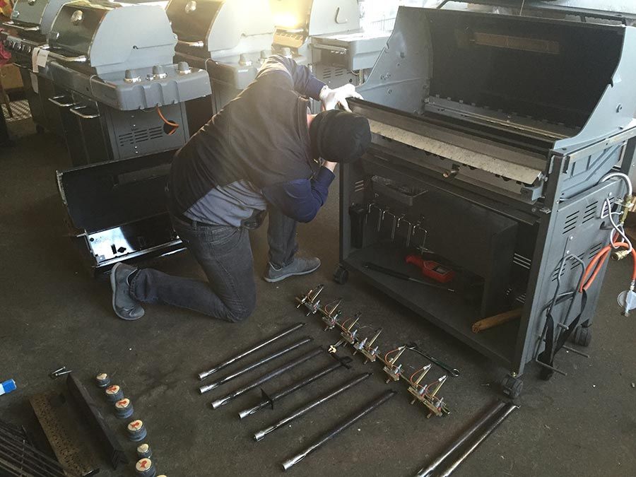Hier repariert unser Grillmechaniker einen Summit E670. Er tauscht die Gas-Verteilereinheit aus und kontrolliert die Gasführenden Teile auf Lecks.
